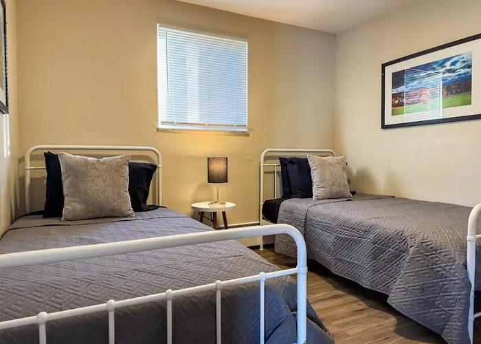 4 With 4 Bedrooms And Parking Wifi Apartment Pittsburgh
