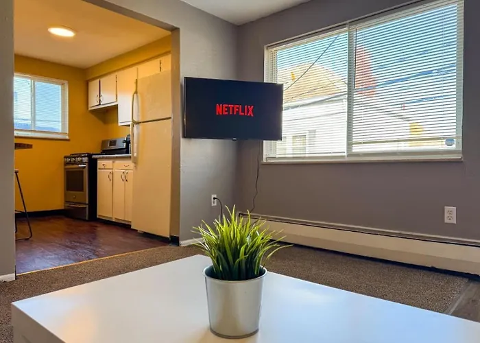 4 With 4 Bedrooms And Parking Wifi Apartment Pittsburgh
