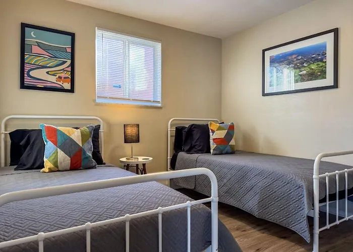 4 With 4 Bedrooms And Parking Wifi